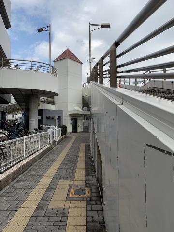 歩道橋へのエレベーター