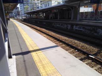 京急川崎大師駅プラットフォームの点字ブロック