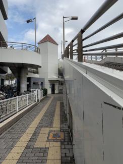 歩道橋へのエレベーター